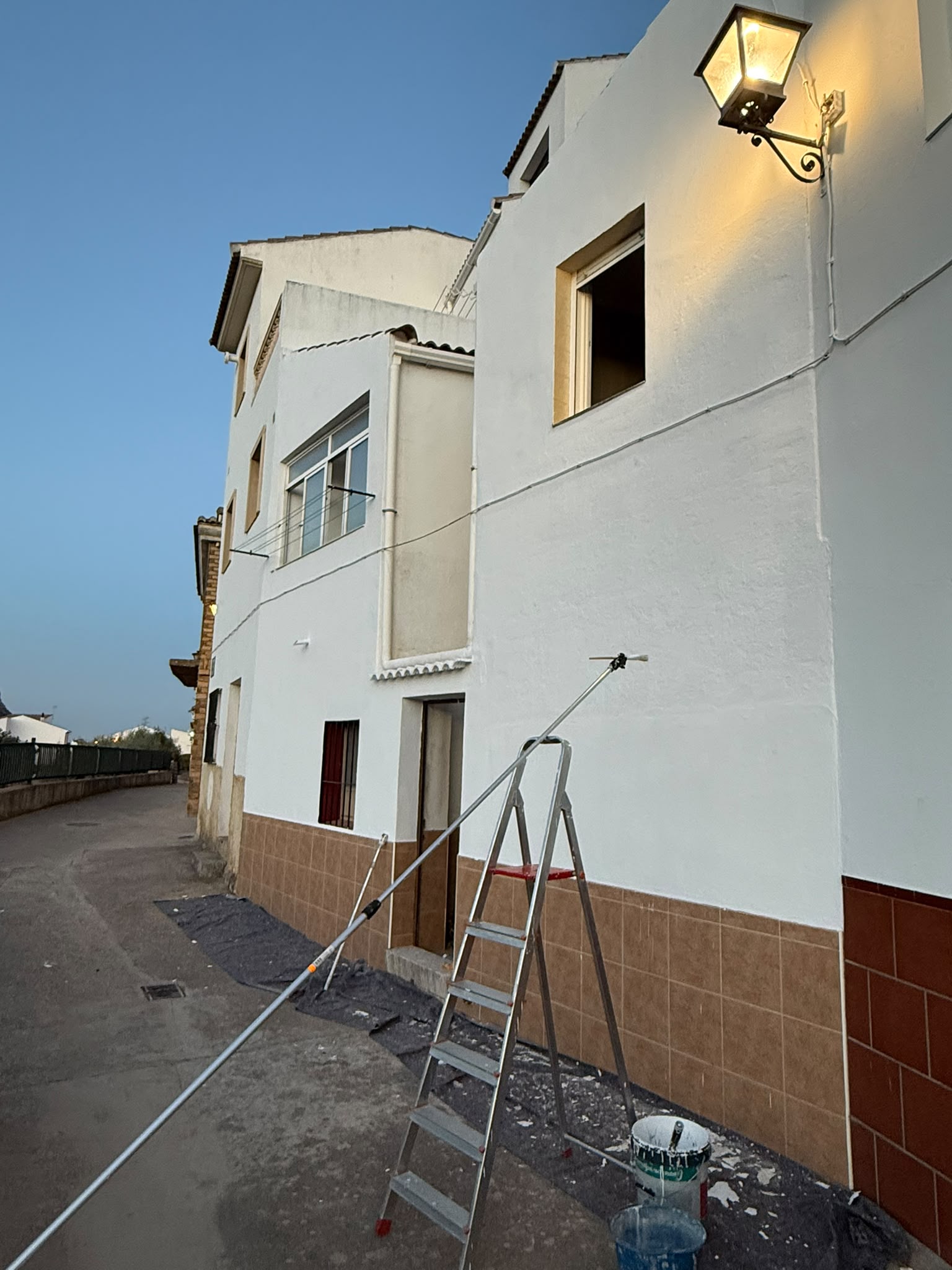 Pintura de fachada encalada